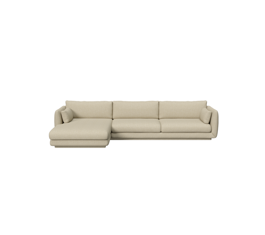 Canapé moderne marron clair avec une section chaise longue dans un cadre de lounge spacieux.