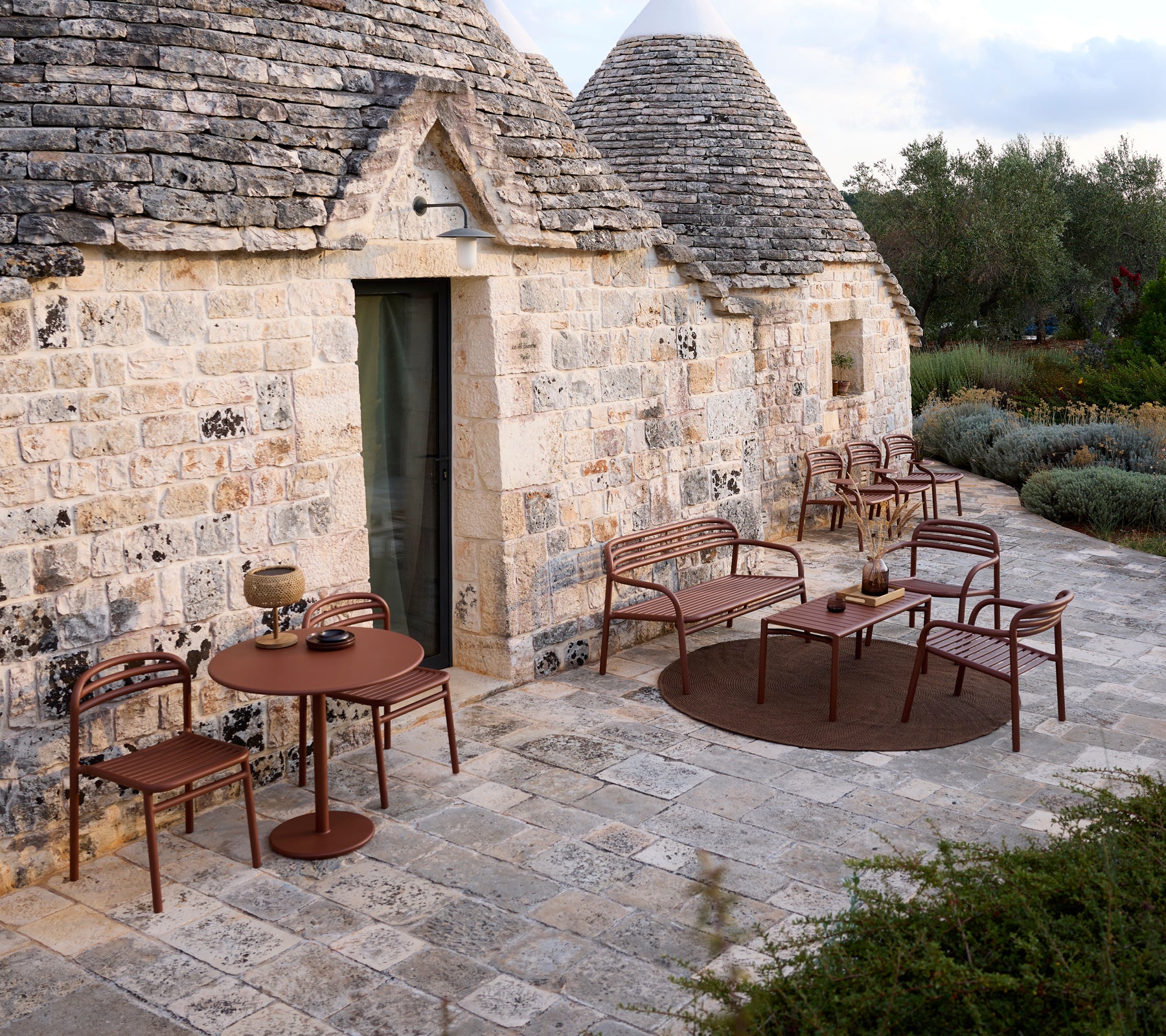 Cadre extérieur avec une table et des chaises brunes dans un design moderne.