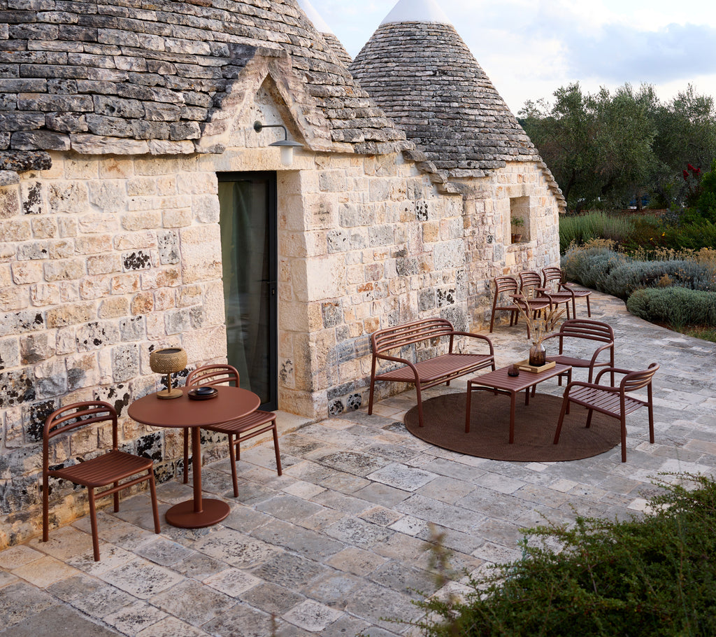 Cadre extérieur avec une table et des chaises brunes dans un design moderne.