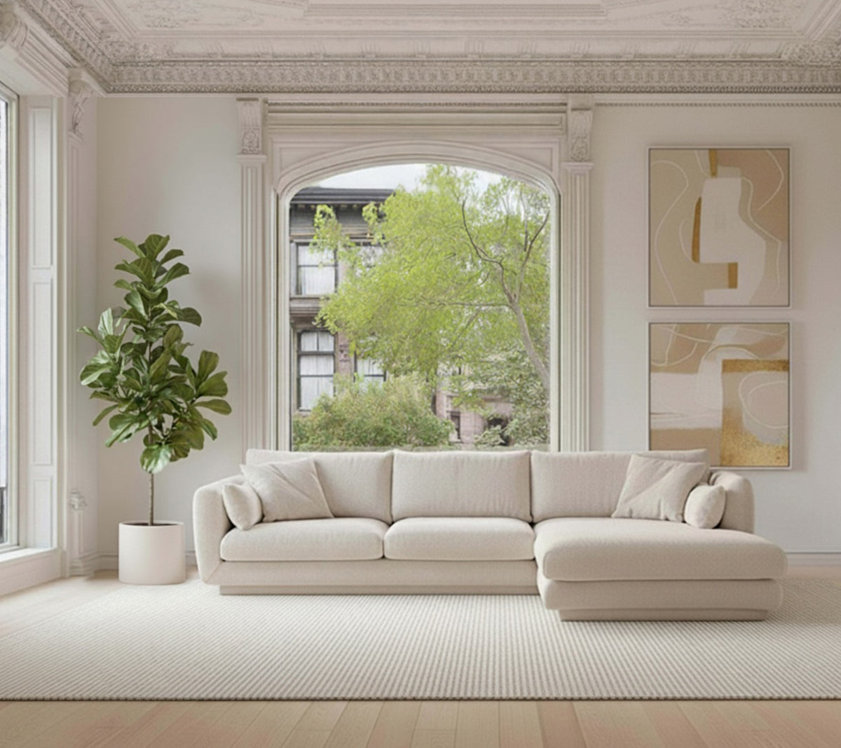 Canapé sectionnel beige avec une plante verte et un tapis blanc dans un cadre de salon moderne.