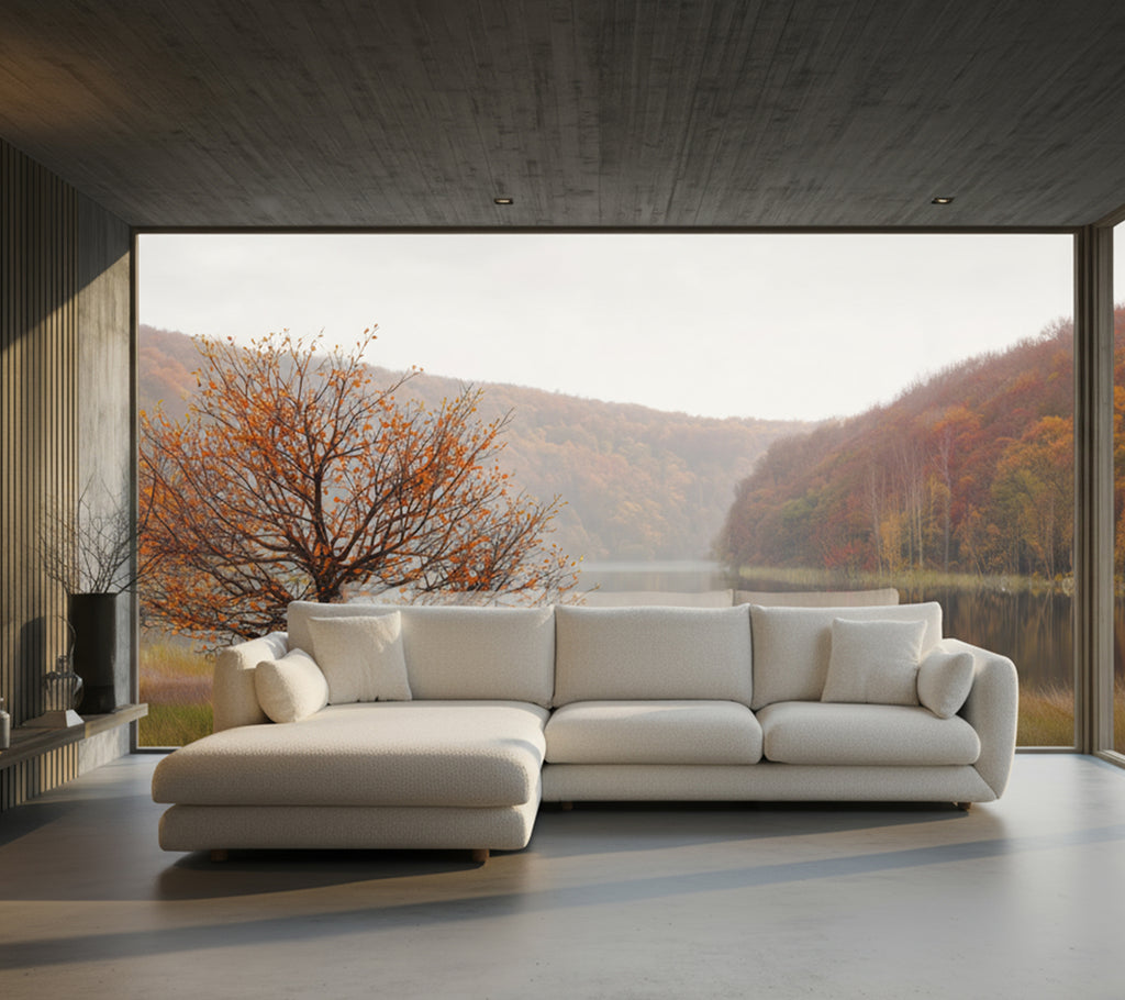 Canapé sectionnel blanc moderne dans un salon avec vue pittoresque.