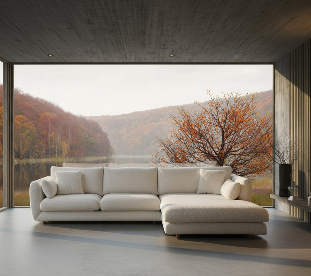 Canapé sectionnel blanc moderne dans un salon avec une vue pittoresque.