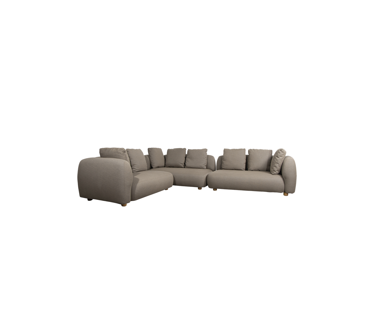Un canapé sectionnel moderne en tissu gris atténué avec des coussins moelleux et des pieds en bois, conçu pour le confort et le style.