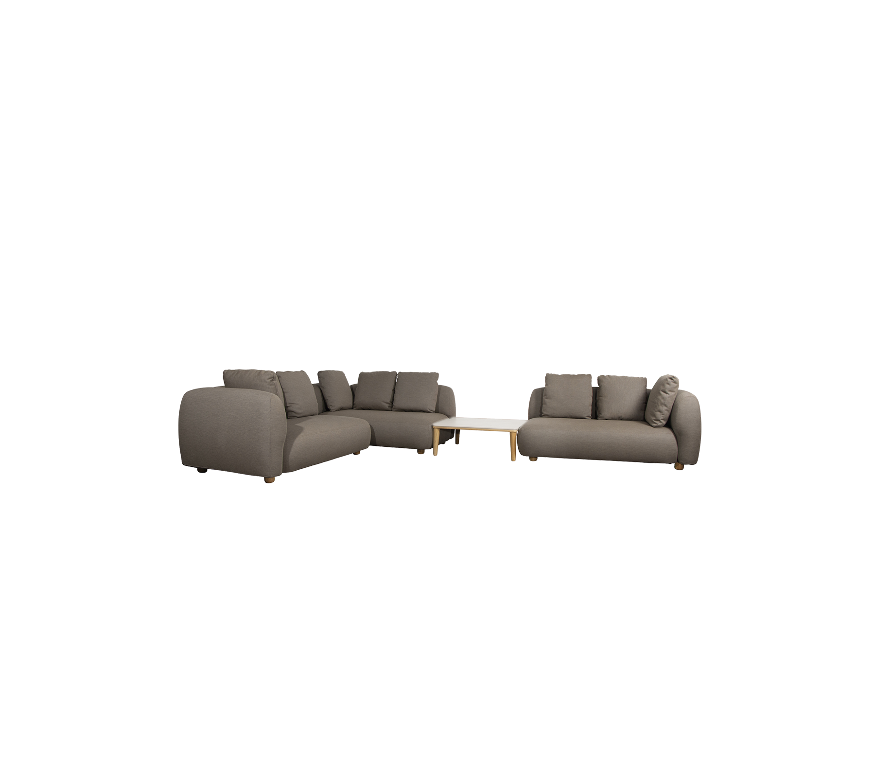 Canapé taupe moderne avec des coussins et une table claire dans un cadre de salon.