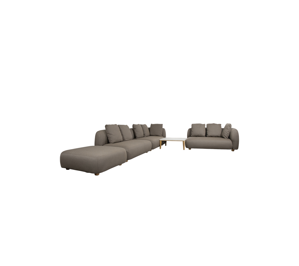 Canapé sectionnel taupe moderne et loveseat dans un cadre de salon élégant.