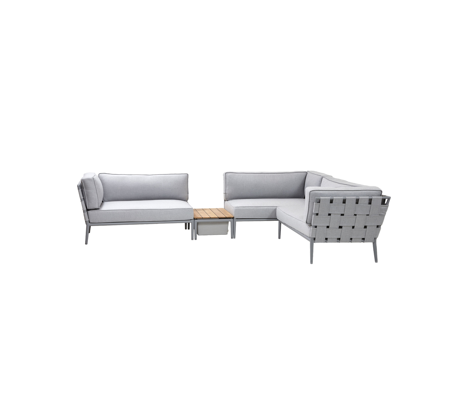 Ensemble de sièges d'extérieur gris clair avec un design moderne, comprenant un agencement de canapés confortable et une table basse en bois assortie.