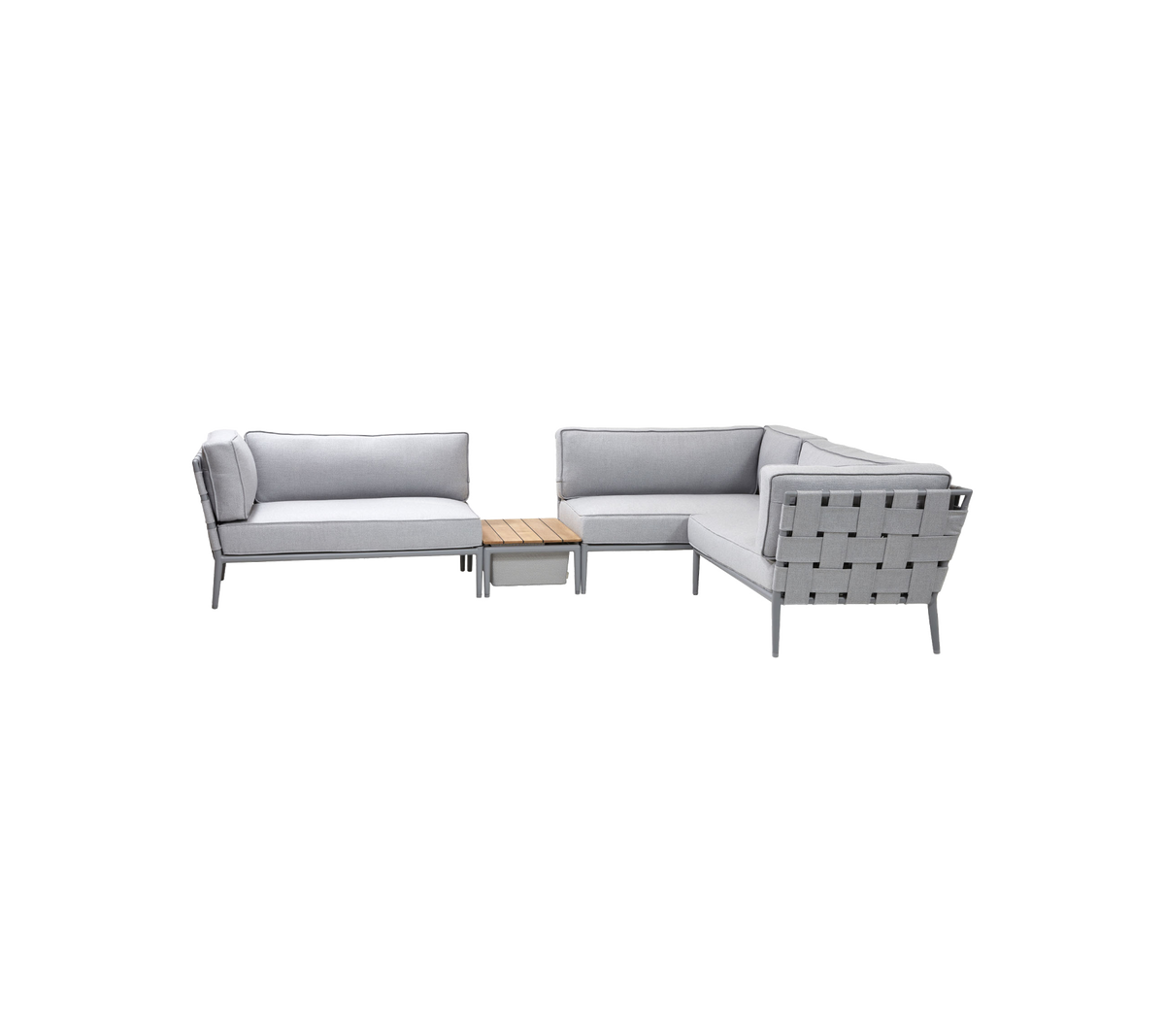 Ensemble de sièges d'extérieur gris clair avec un design moderne, comprenant un agencement de canapés confortable et une table basse en bois assortie.
