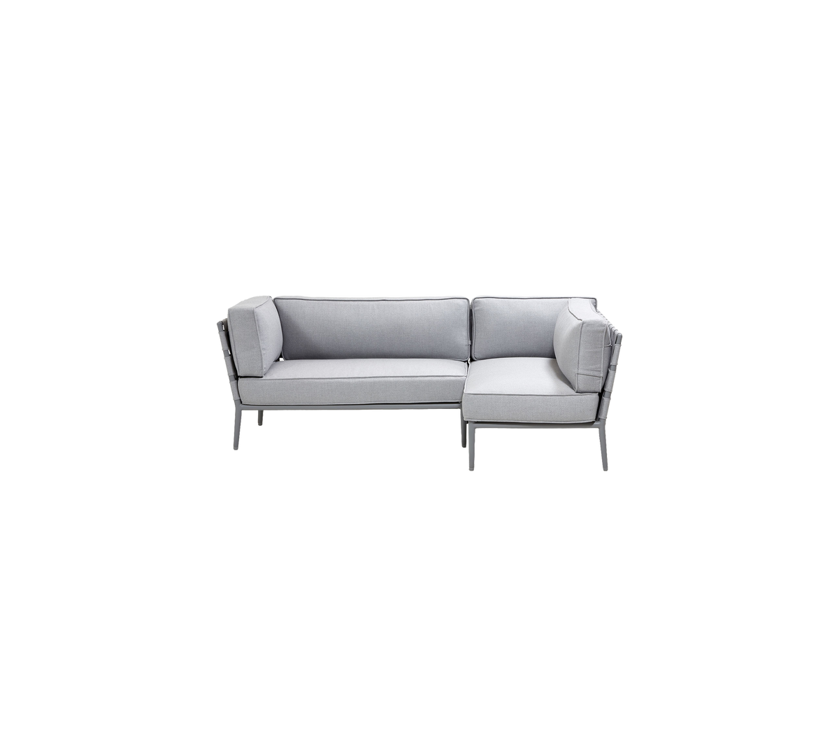 Canapé sectionnel gris clair élégant au design moderne, avec des coussins moelleux pour le confort et des accents métalliques épurés.