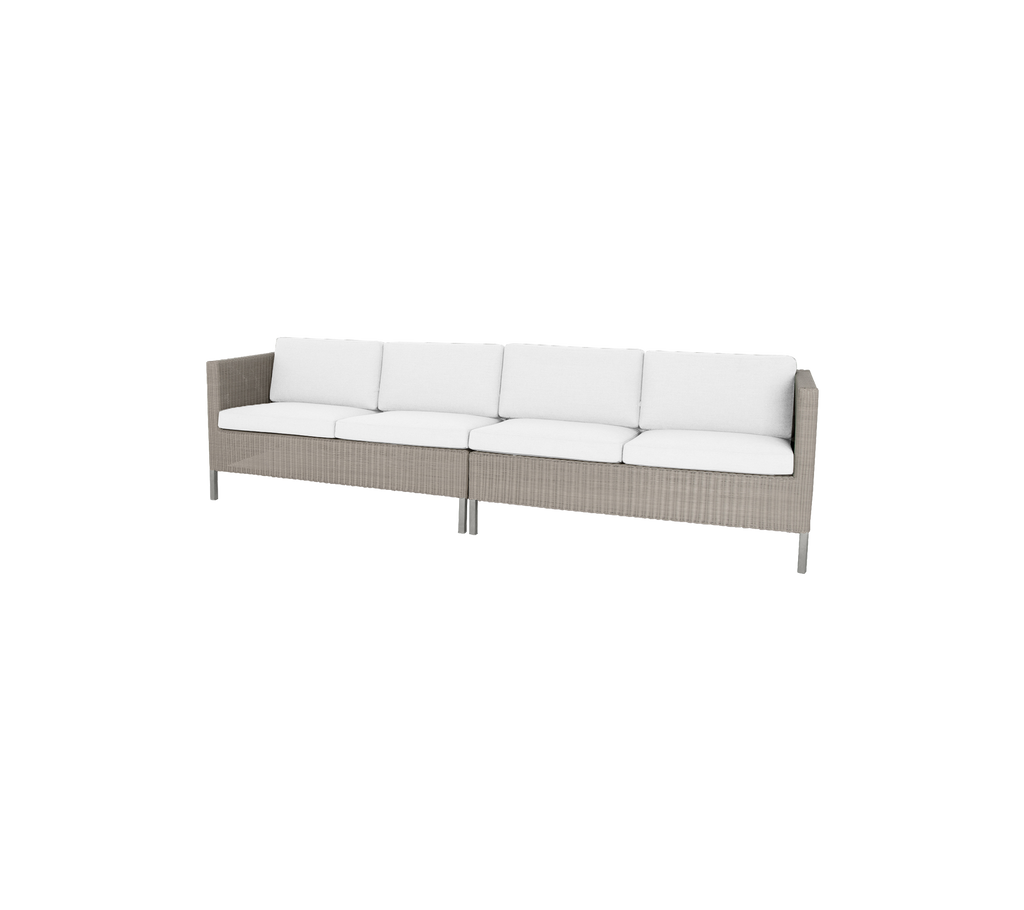 Canapé élégant avec une base tissée et des coussins blancs en peluche, parfait pour embellir n'importe quel espace de repas.