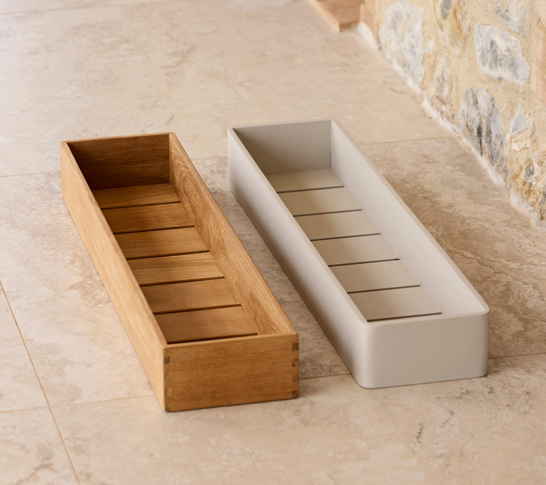 Deux boîtes de rangement de club au design contrasté : l'une en bois avec des lattes, l'autre lisse et blanche, idéale pour organiser des objets.