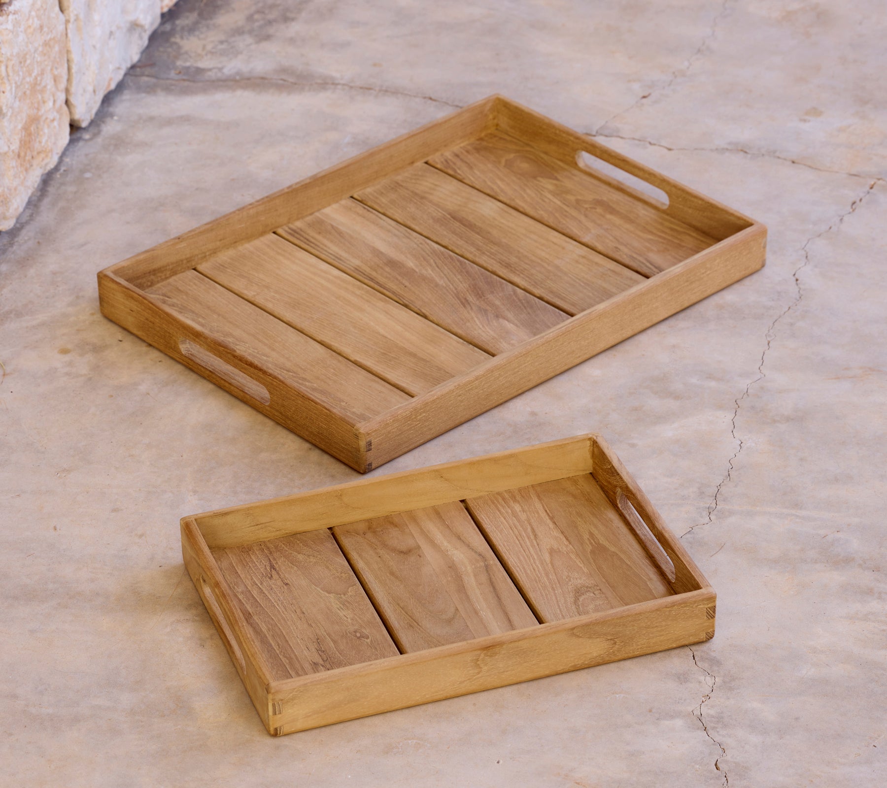 Deux plateaux en bois de tailles différentes disposés sur une surface.