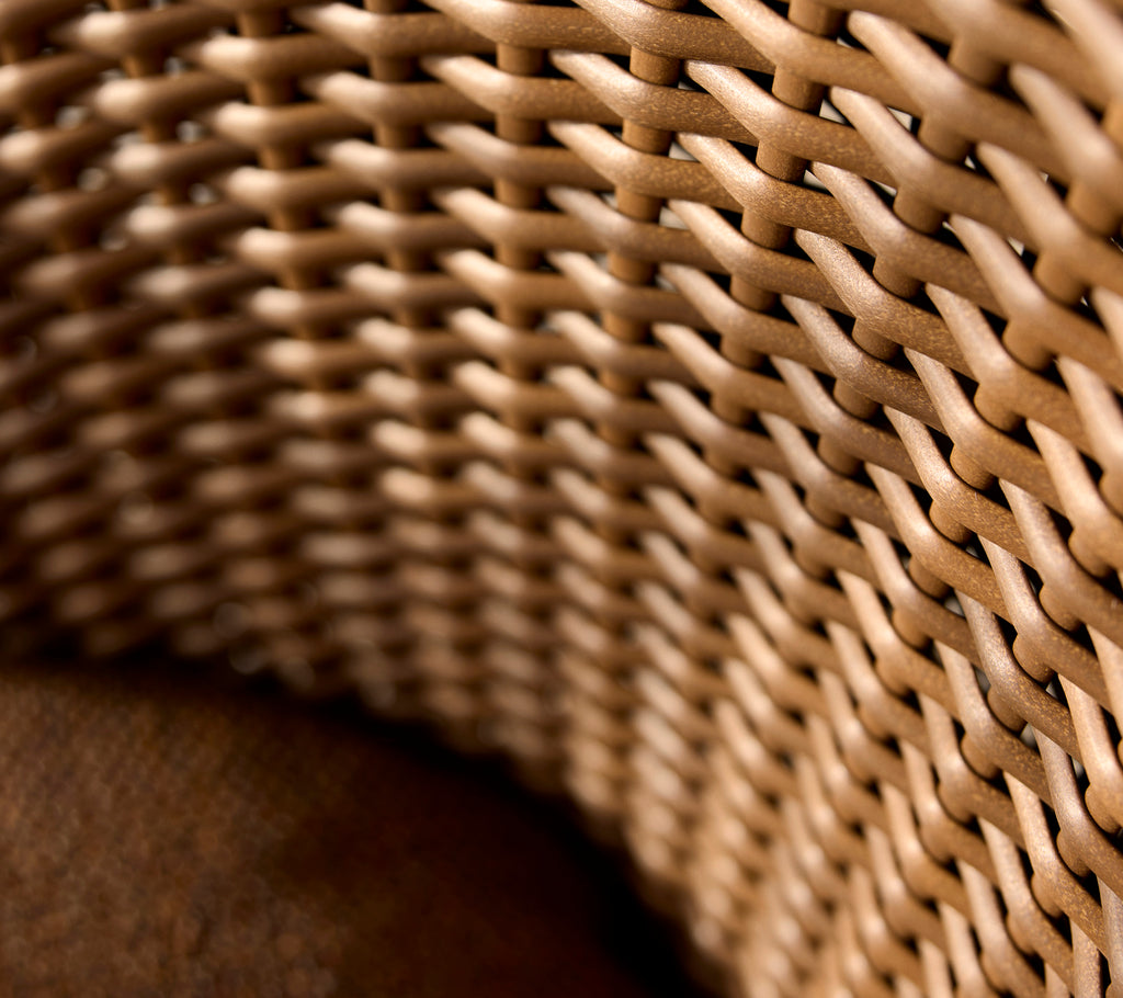 Gros plan d'un tissage plat côtier, mettant en valeur des motifs tissés complexes dans des tons naturels, soulignant la texture et l'artisanat.