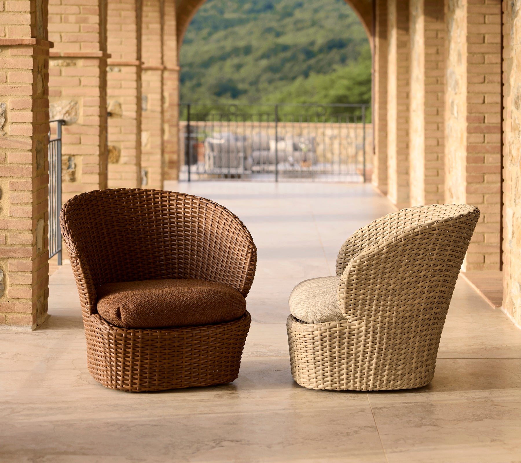 Deux chaises longues de plage élégantes en rotin brun et crème, dotées de coussins confortables et d'un design moderne.