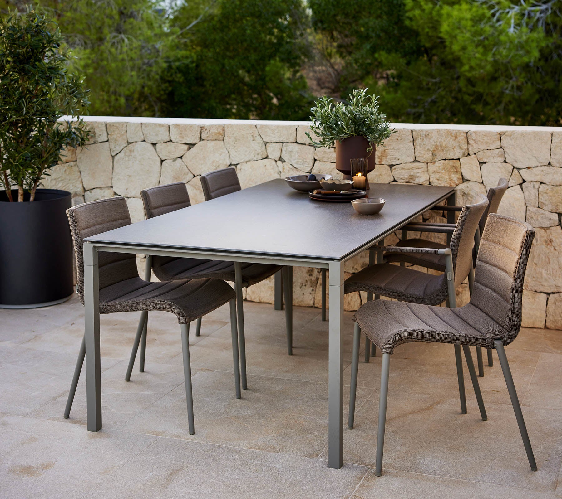Une table pure et élégante avec un centre de table décoratif, entourée de chaises Core modernes pour un confort optimal.