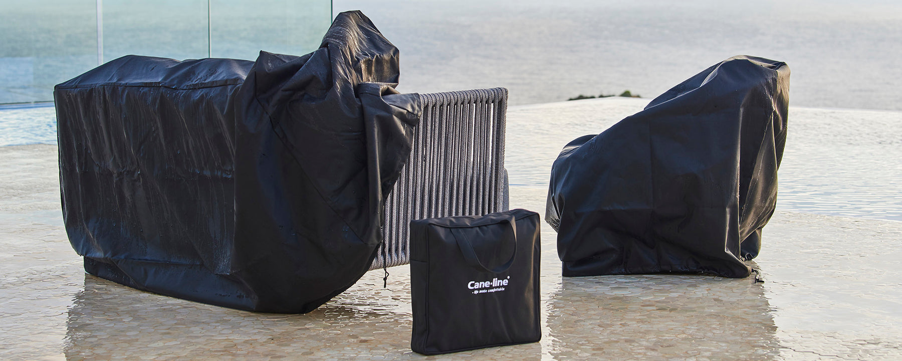 Ensemble de housses noires protectrices pour divers articles, conçues pour protéger contre les intempéries et améliorer la durabilité.
