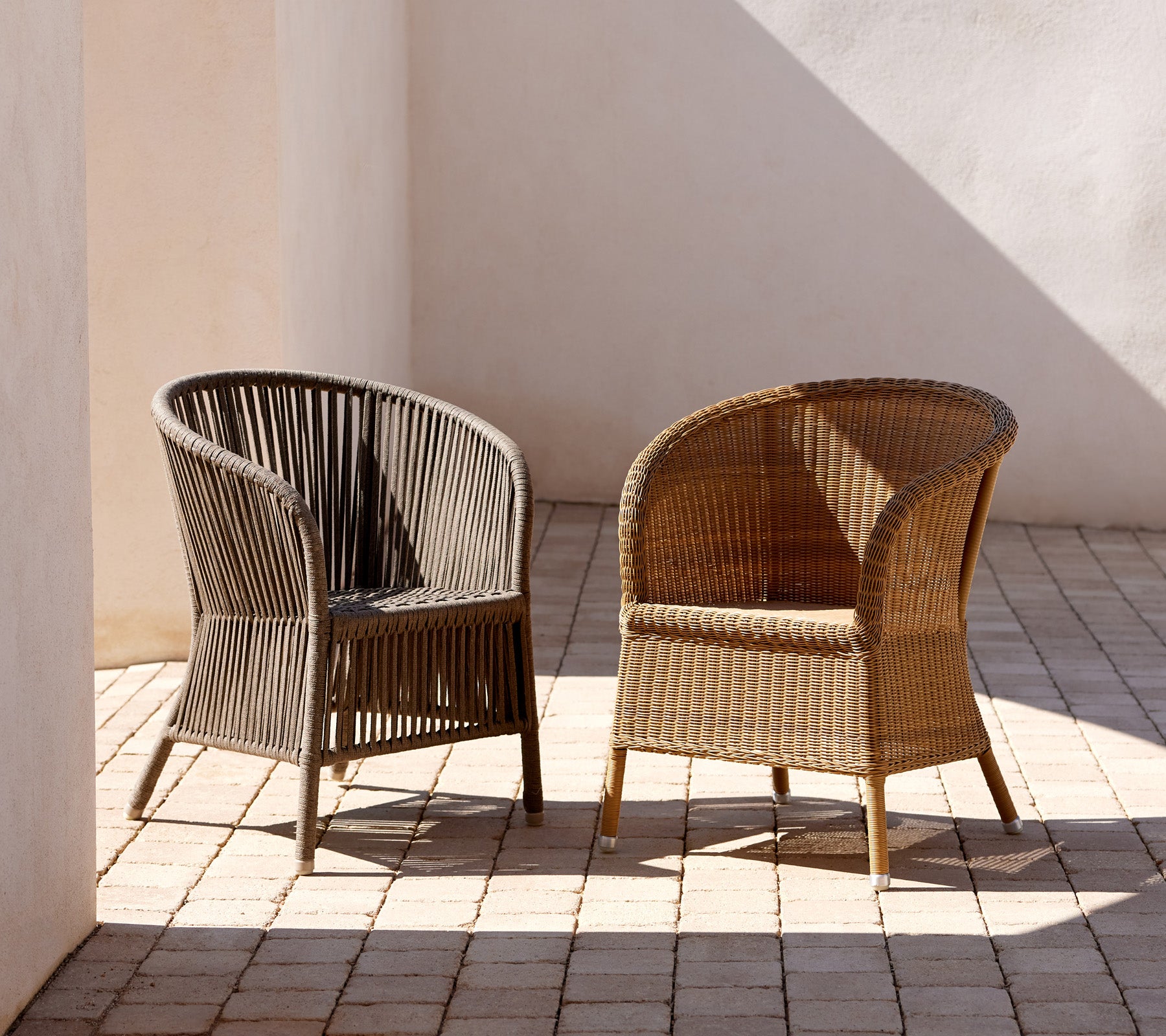 Deux chaises Derby au design élégant dans des couleurs contrastées, mettant en valeur une texture tissée chic et une silhouette courbée.
