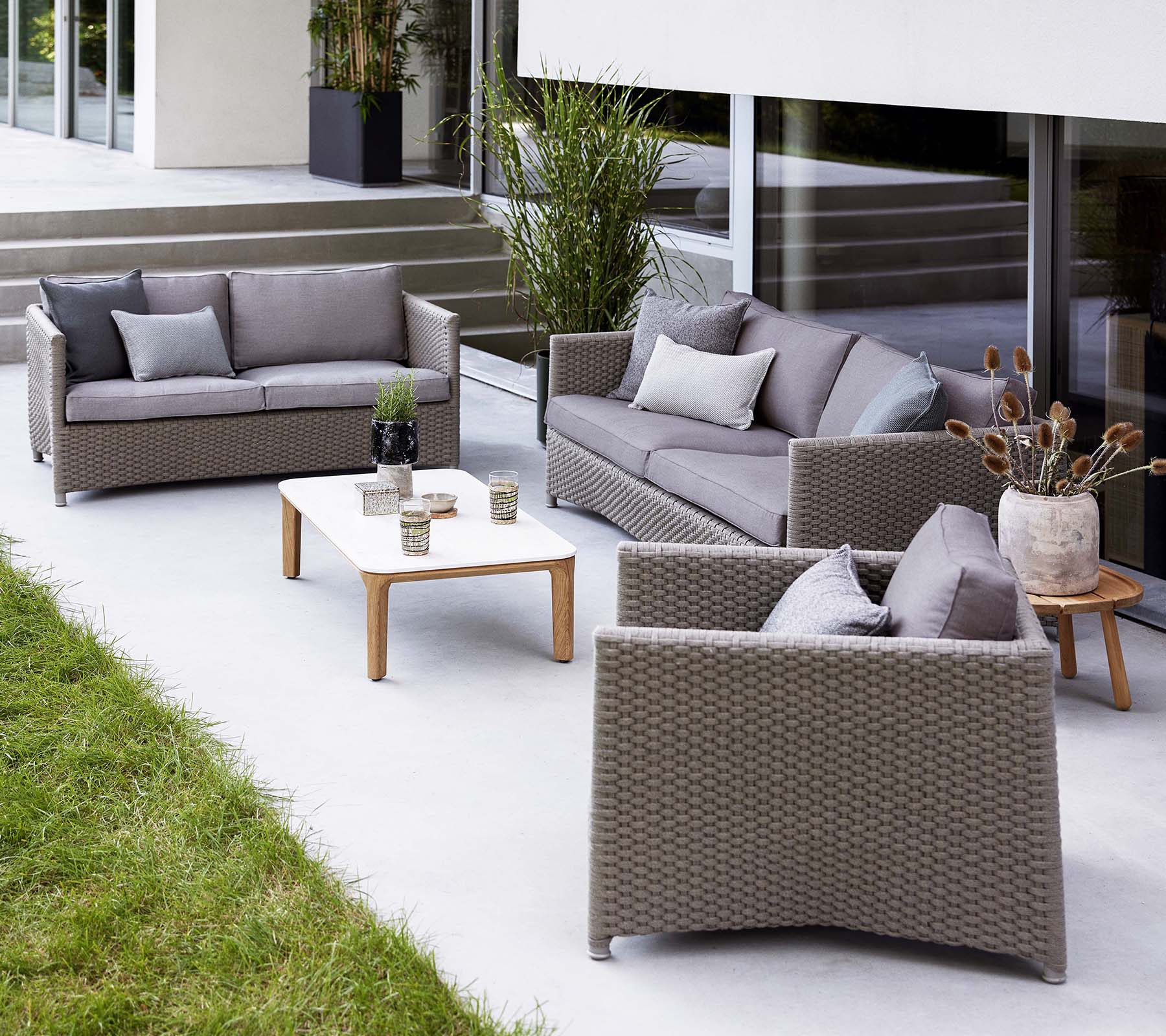 Espace lounge élégant avec un canapé 2 places en diamant, un canapé 3 places en diamant et une chaise longue assortie, complété par une table basse.