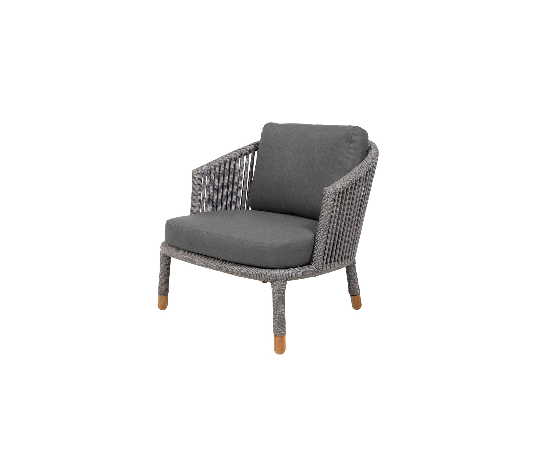 Fauteuil stylé avec un design tissé et un coussin gris doux, avec des pieds en bois pour une touche moderne.
