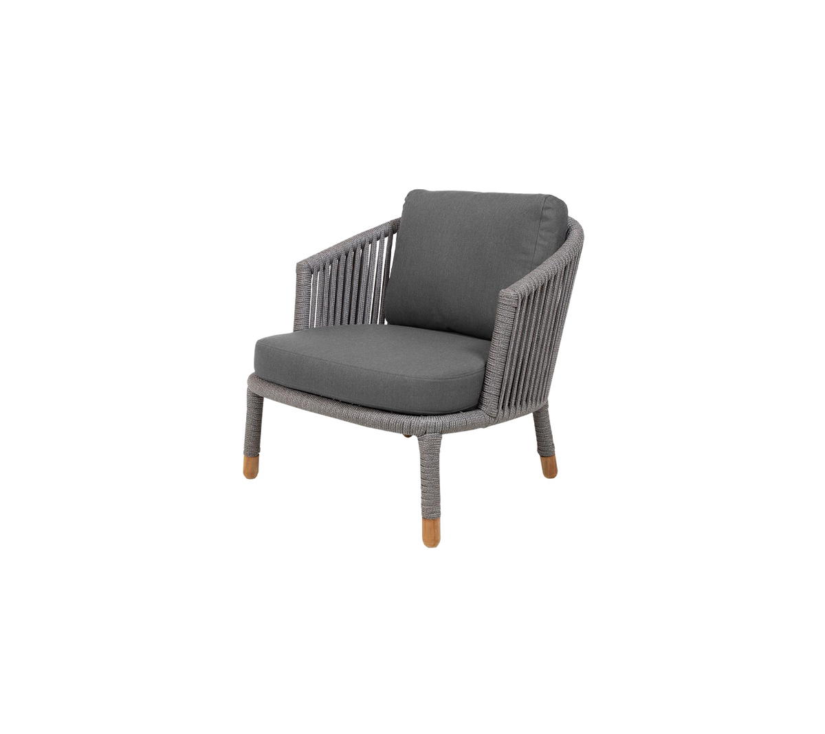 Fauteuil stylé avec un design tissé et un coussin gris doux, avec des pieds en bois pour une touche moderne.