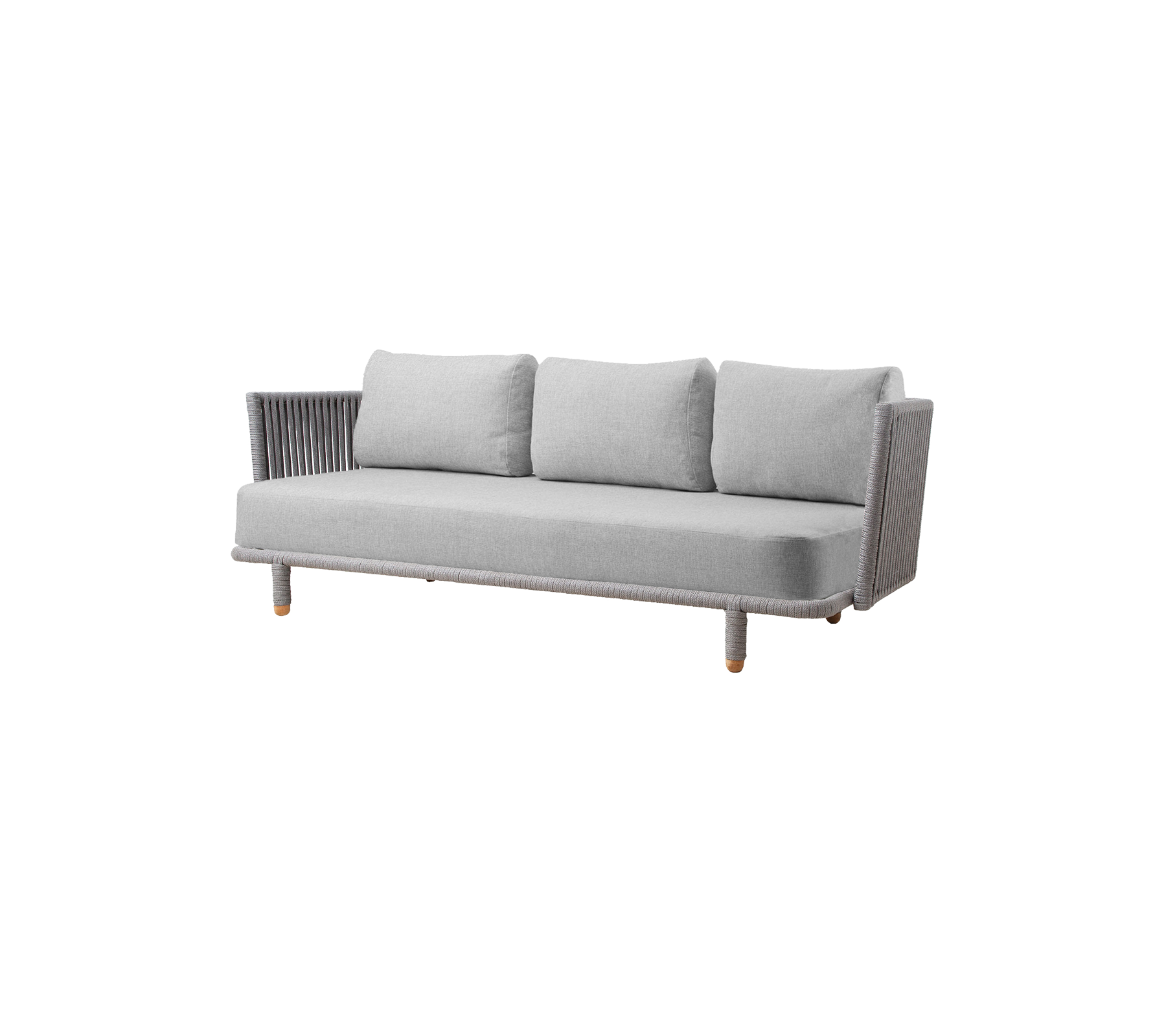 Canapé gris élégant avec trois coussins et des détails modernes, parfait pour embellir n'importe quel espace de vie.