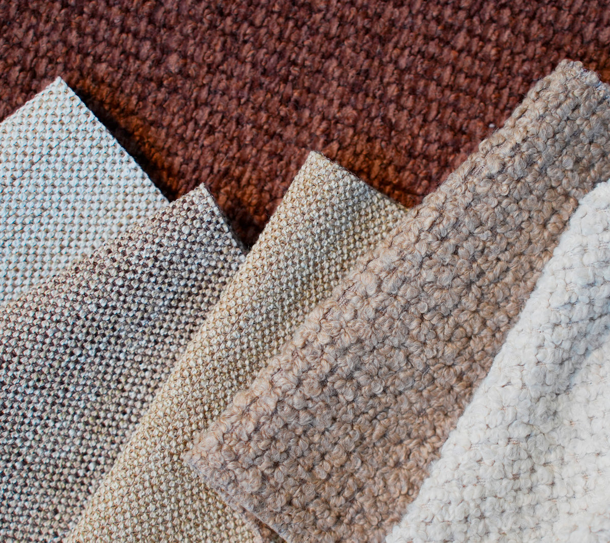 Échantillons de différents tissus à textures en brun, beige, gris clair et blanc.