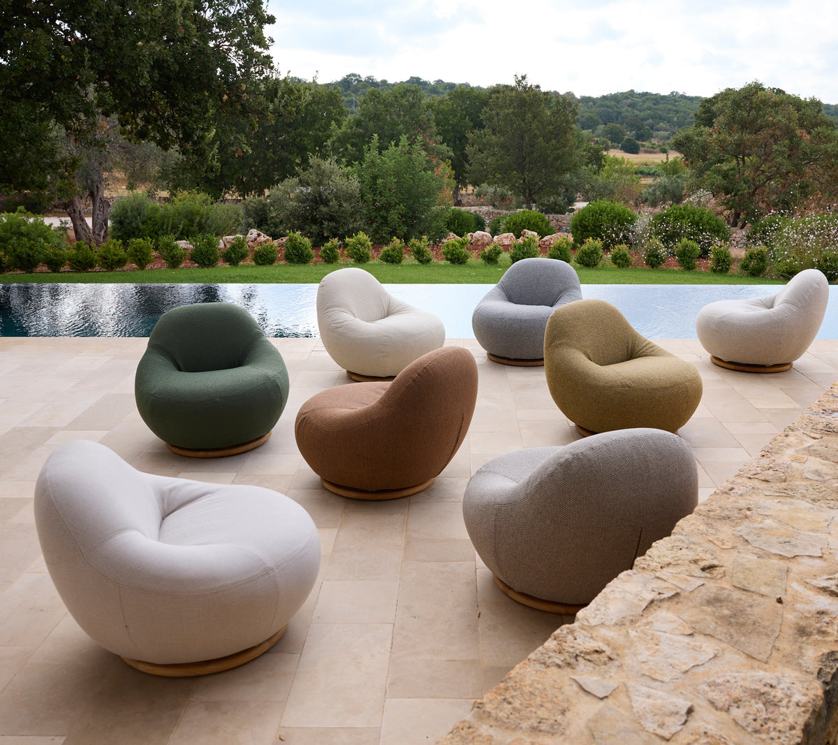 Ensemble de chaises modernes de différentes couleurs disposées autour d'une piscine.
