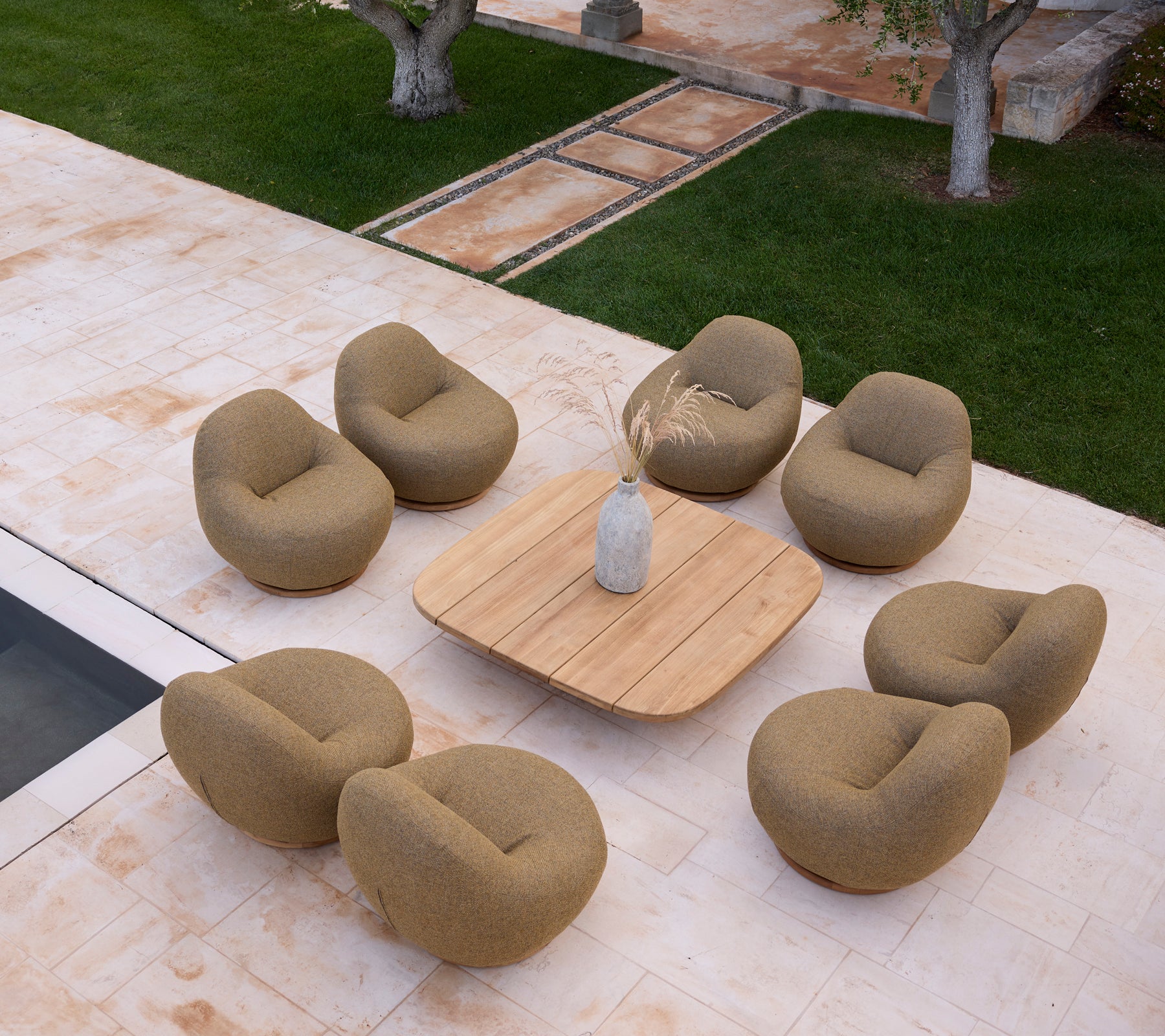 Aménagement de salon moderne avec des chaises beiges et une table en bois.