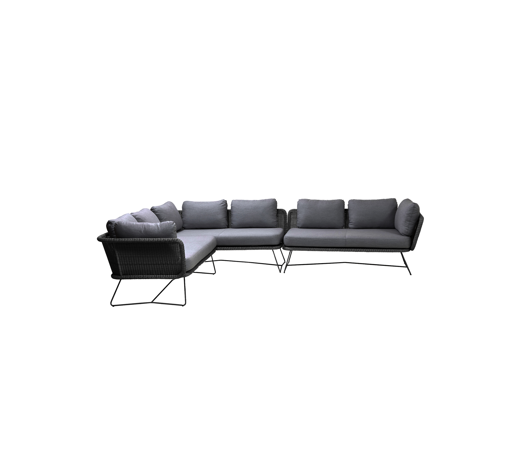 Canapé d'angle noir en plein air en forme de L avec des coussins gris moelleux, conçu pour le confort et le style. Idéal pour les espaces de détente.