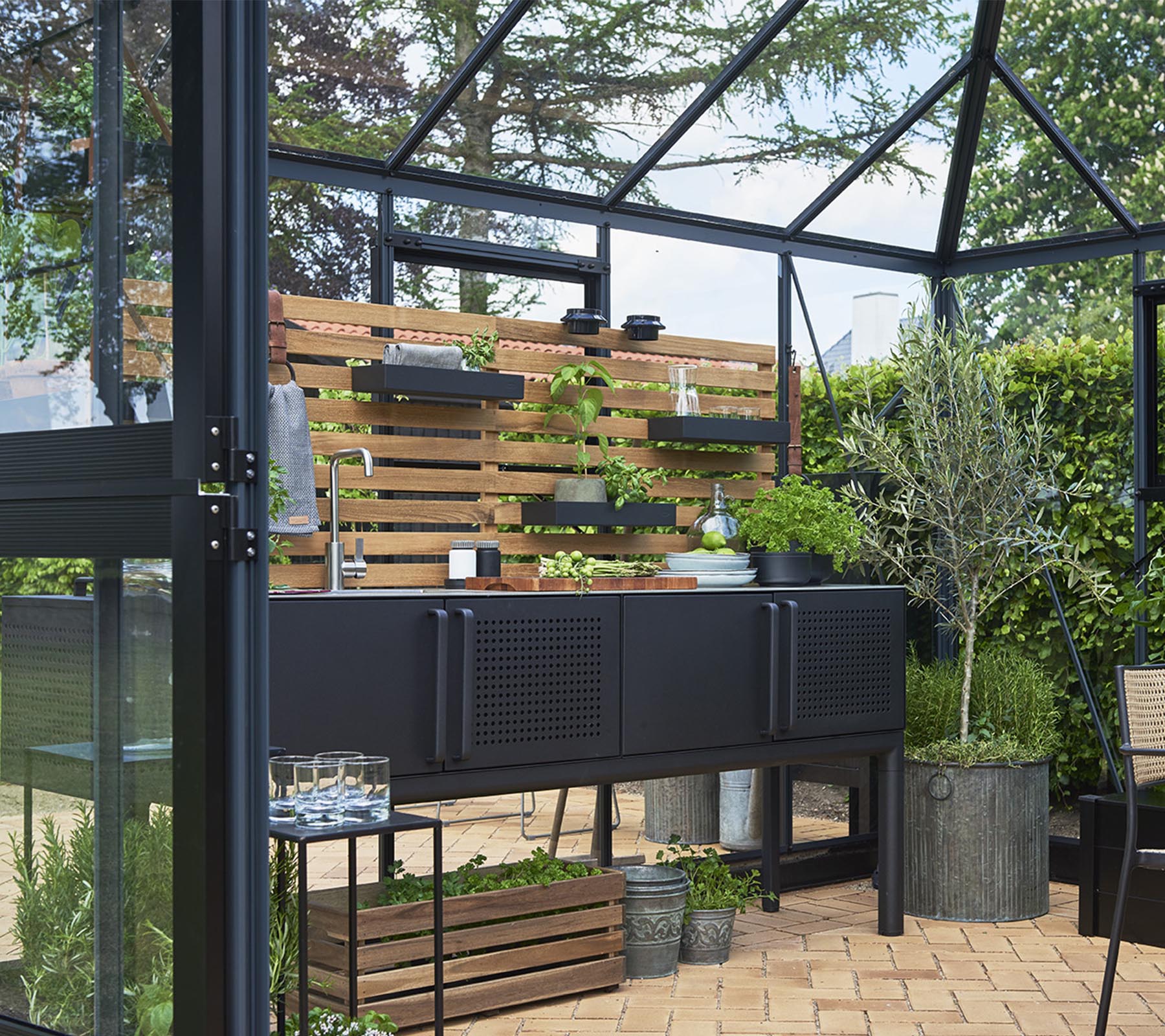 Une unité de stockage moderne avec des plantes sur des étagères en bois, entourée de verdure et disposée de manière décorative avec divers pots de fleurs.