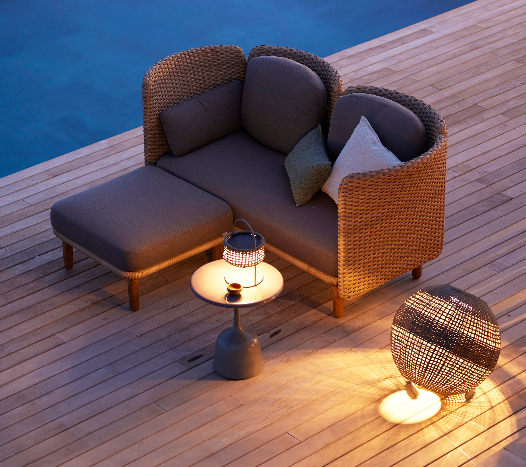Espace de détente confortable avec une lampe d'illusion élégante sur une table d'appoint ronde et des meubles d'accent modernes, éclairé chaleureusement par un éclairage doux.