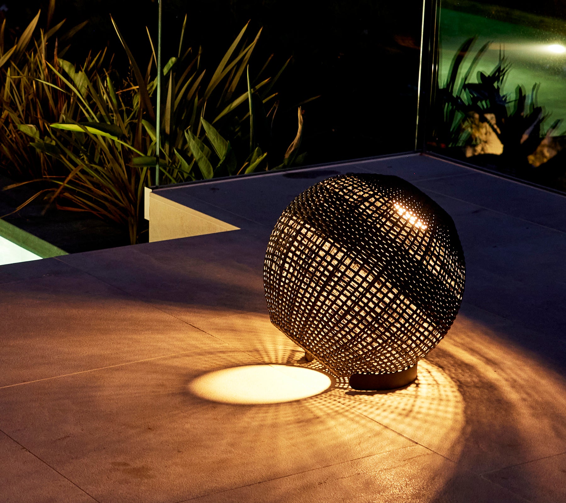 Une lampe d'illusion ronde projetant des motifs de lumière complexes sur la surface, créant une ambiance captivante.