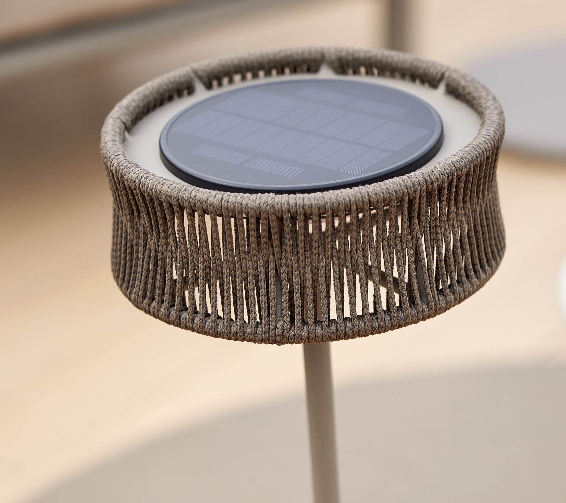 Une lampe LED décorative avec panneau solaire, dotée d'un design tissé unique qui crée une illusion d'élégance.