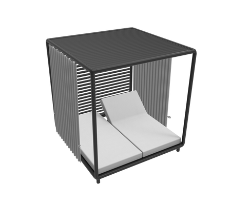 Cabane élégante au design moderne avec deux chaises longues rembourrées et des lattes verticales épurées pour un look contemporain.