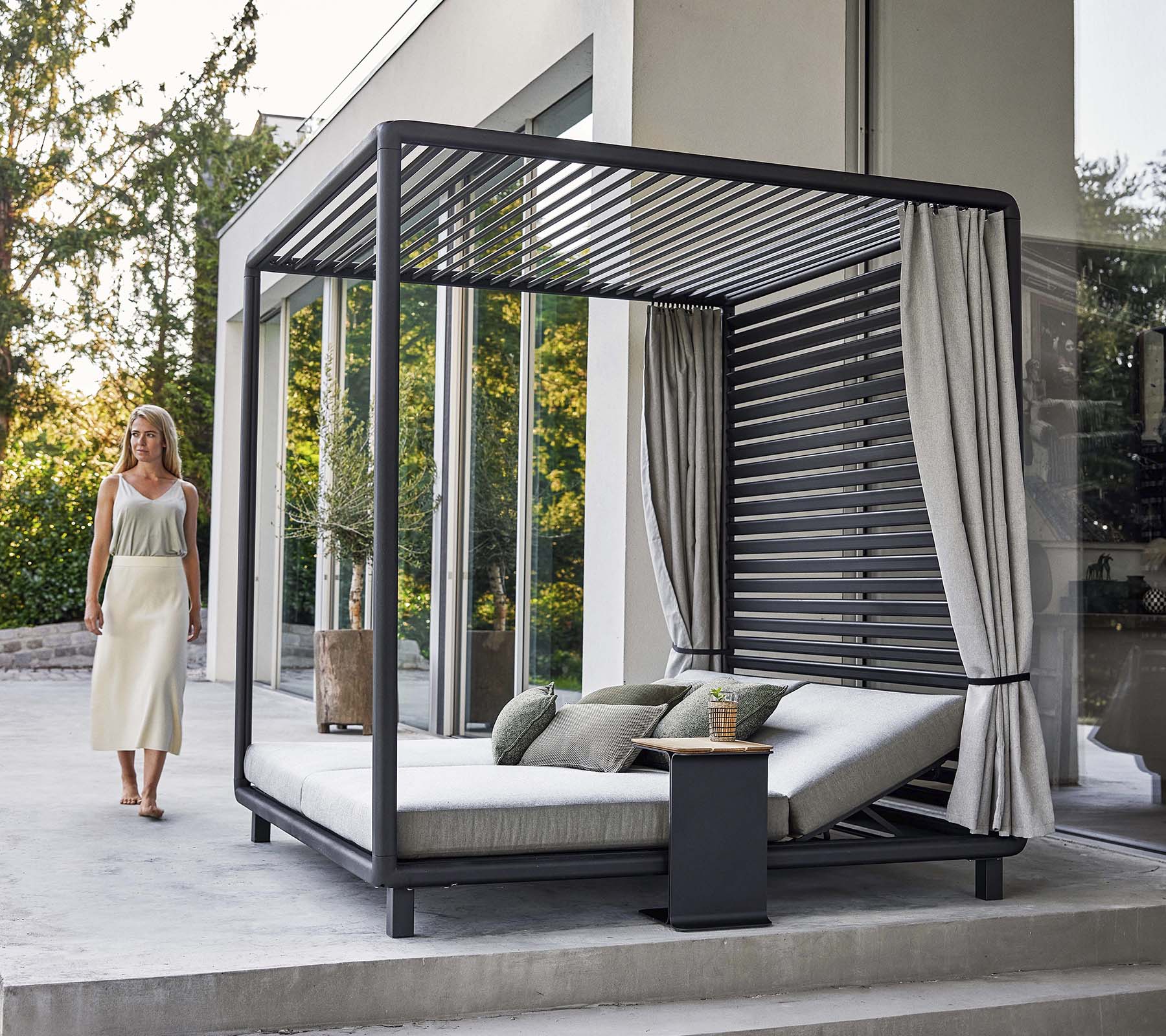 Une cabane élégante au design moderne, avec un coin salon confortable et des rideaux doux, située dans un environnement serein.