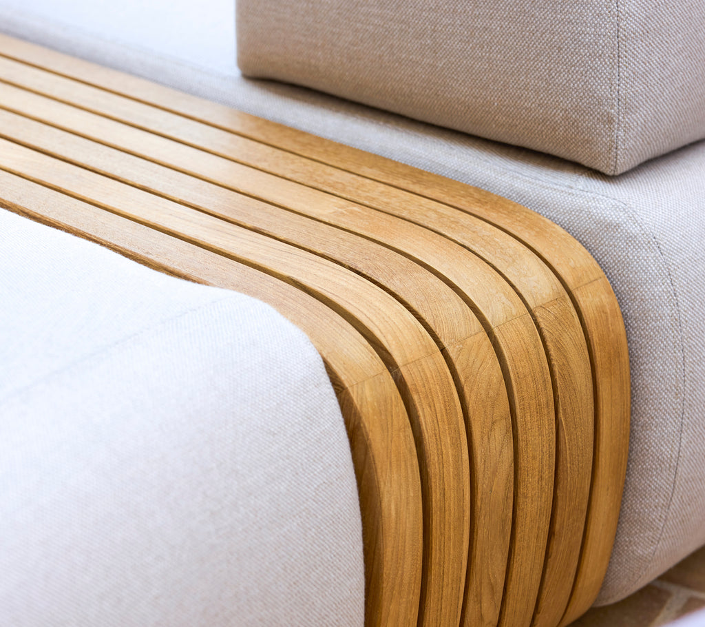Canapé doux avec des accents en bois lisses et une texture chaleureuse, complété par une table basse assortie.