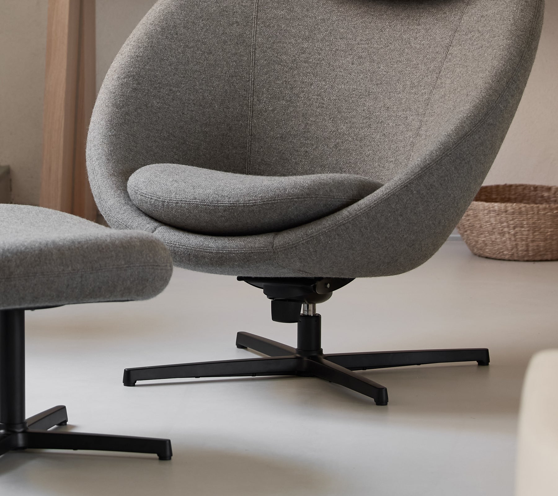Fauteuil lounge gris moderne avec un design épuré dans un cadre contemporain.