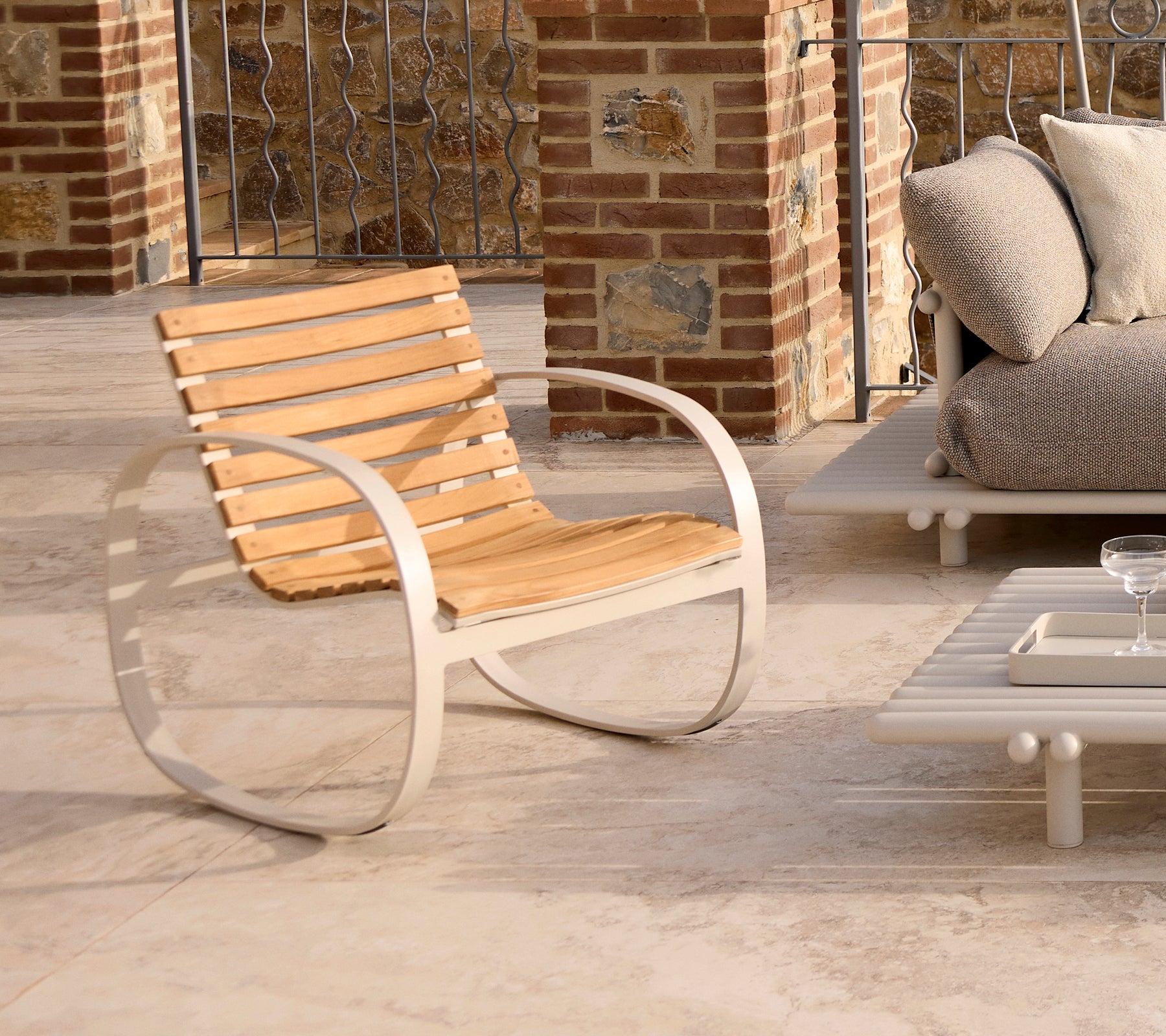 Chaise berçante élégante avec un cadre en aluminium épuré et des lattes en bois, parfaite pour se détendre dans des espaces contemporains.