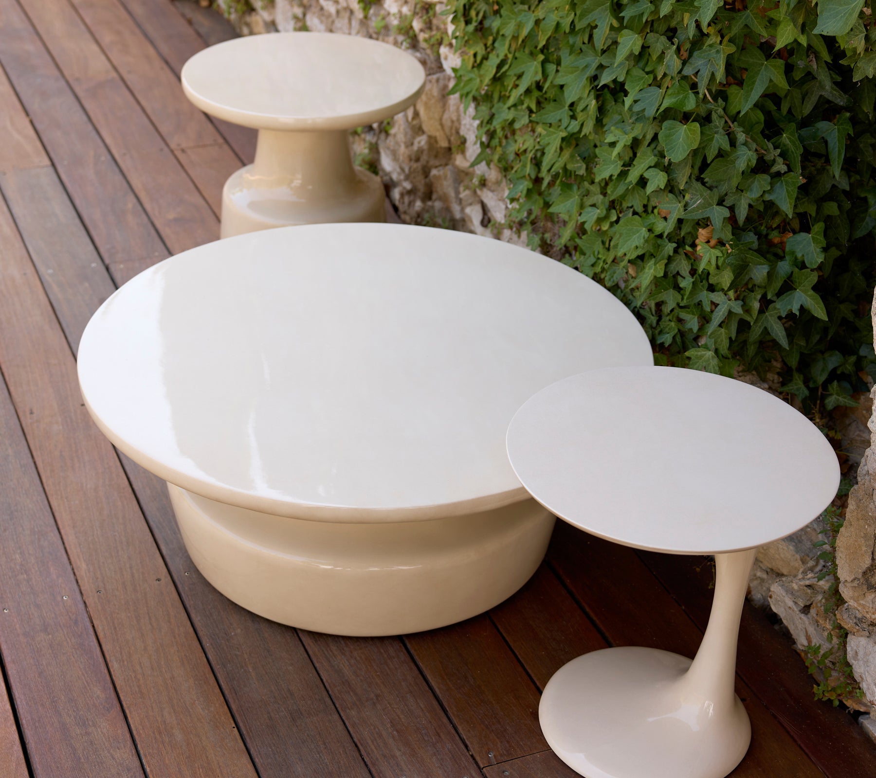 Table basse blanche moderne et table d'appoint dans un cadre de salon.