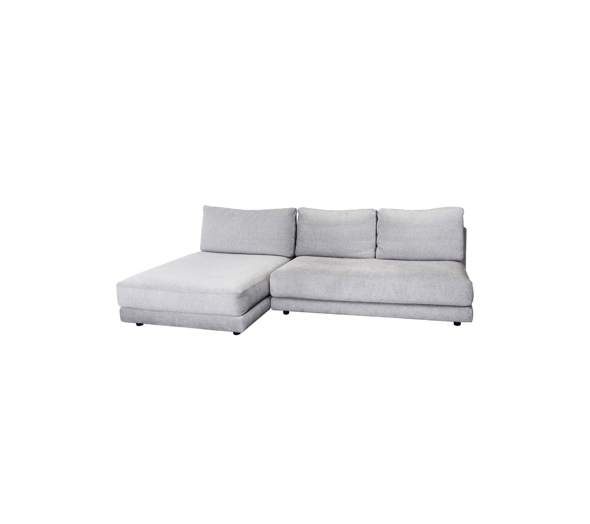 Un canapé sectionnel gris moderne avec un repose-pieds confortable et des coussins moelleux, parfait pour tout espace de vie.