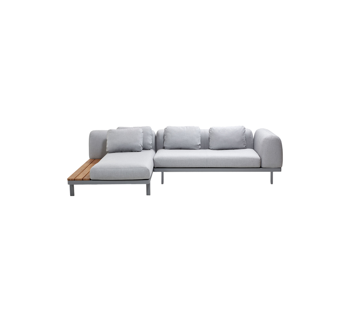 Canapé sectionnel gris clair avec des coussins douillets et un accoudoir en bois d'un côté, offrant un espace assis moderne et confortable.
