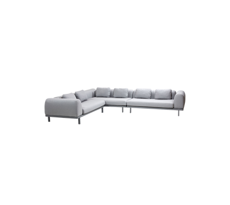 Canapé sectionnel gris clair avec des coussins en peluche et un design moderne, doté d'un cadre en métal épuré pour un look contemporain.