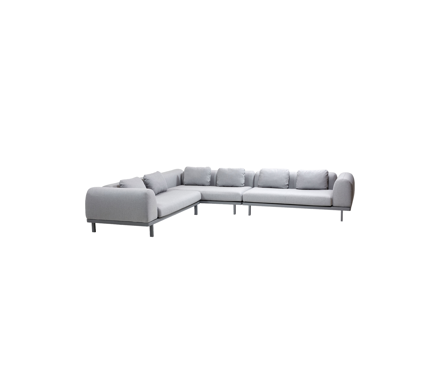 Canapé sectionnel gris clair avec des coussins en peluche et un design moderne, doté d'un cadre en métal épuré pour un look contemporain.