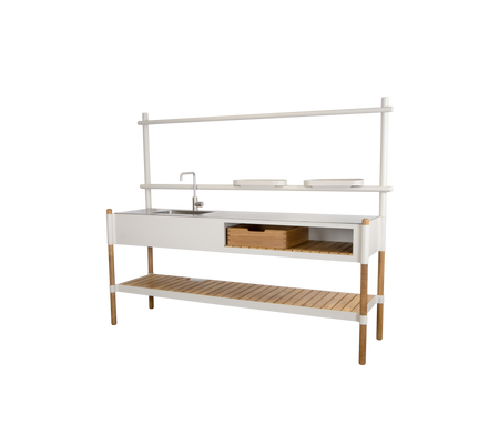 Unité de cuisine élégante avec un évier, un tiroir de rangement et une étagère ouverte, réalisée avec une combinaison de finitions blanches et de bois naturel.