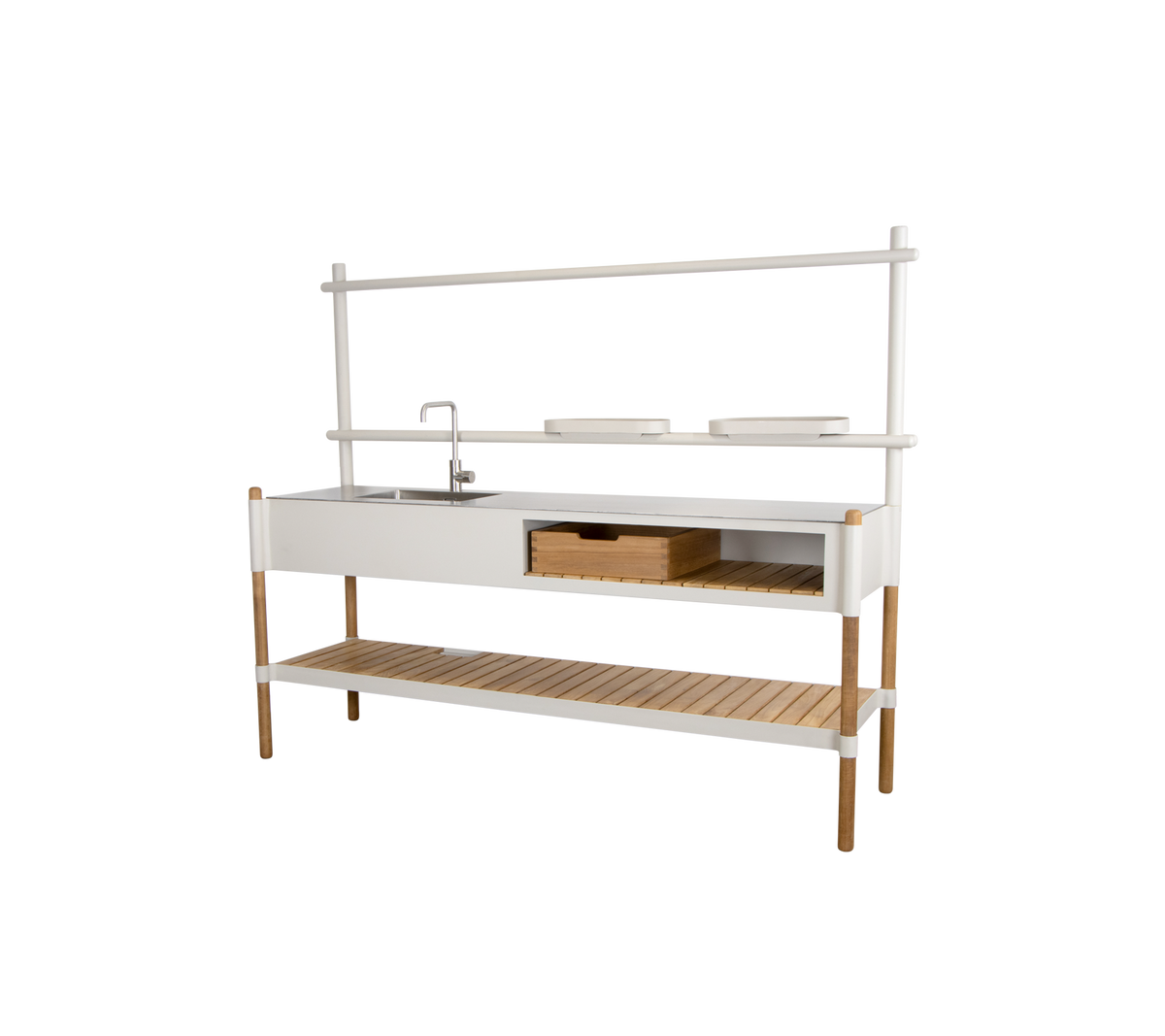 Unité de cuisine élégante avec un évier, un tiroir de rangement et une étagère ouverte, réalisée avec une combinaison de finitions blanches et de bois naturel.