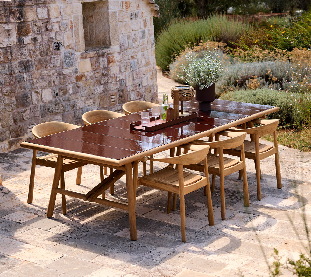 Table à manger brown avec des chaises beiges dans un cadre extérieur moderne.