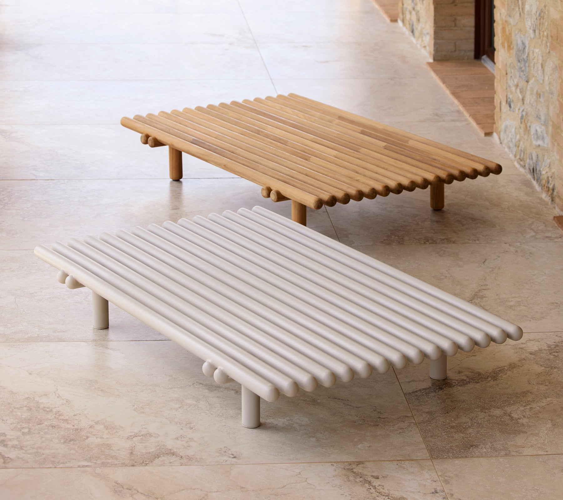 Deux tables basses de café modernes en bois naturel et finition blanche, présentant un design épuré et minimaliste.