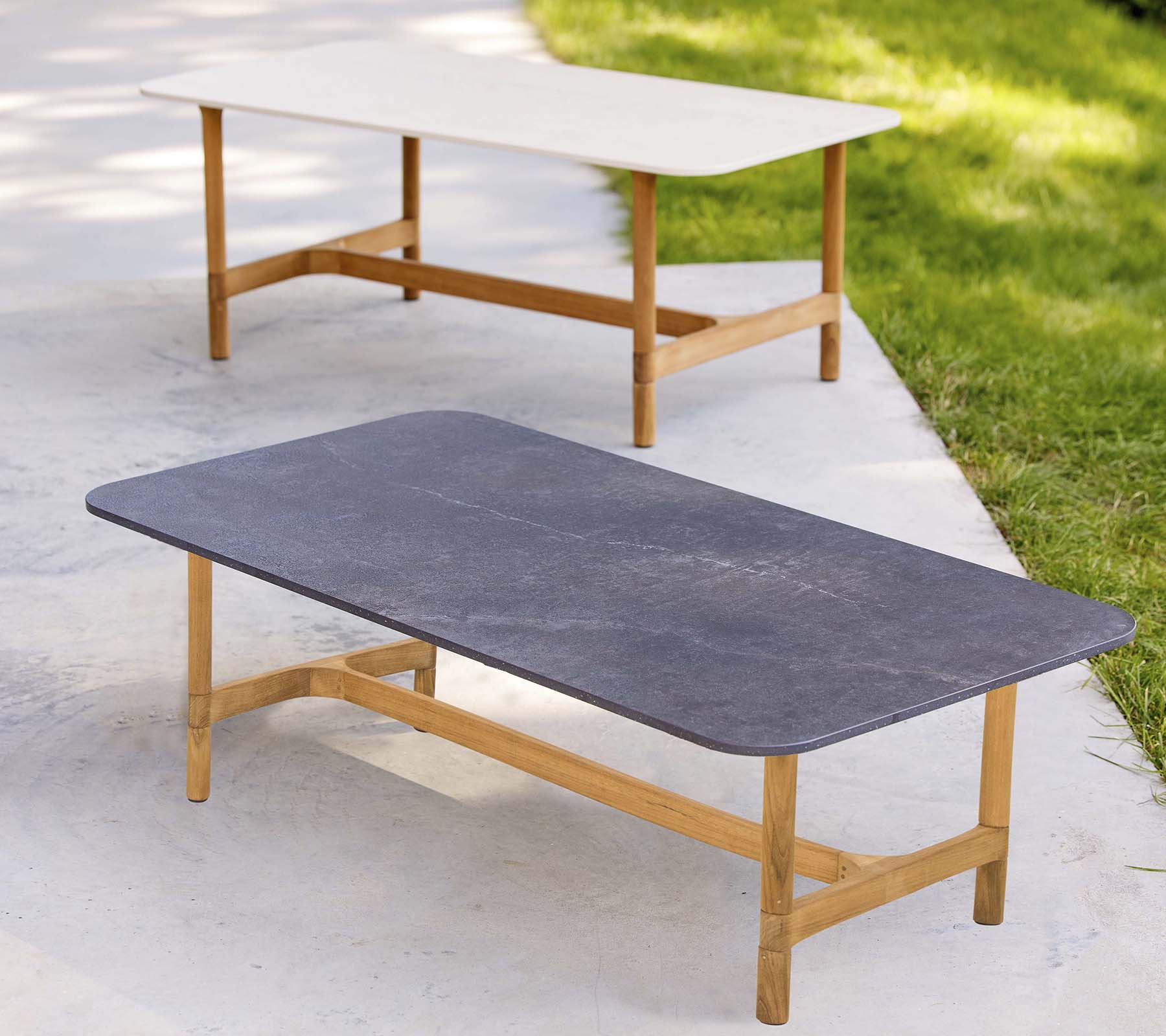 Deux tables basses élégantes avec des cadres en bois et des couleurs de plateau contrastées, présentant un design moderne et minimaliste.