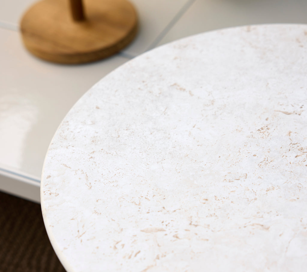 Surface de table blanche ronde avec une légère texture.