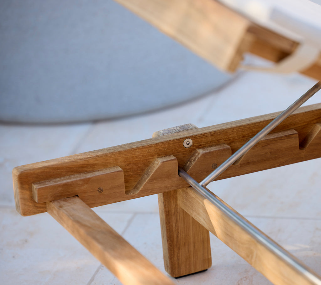 Chaise en bois moderne au design simple et fonctionnel.