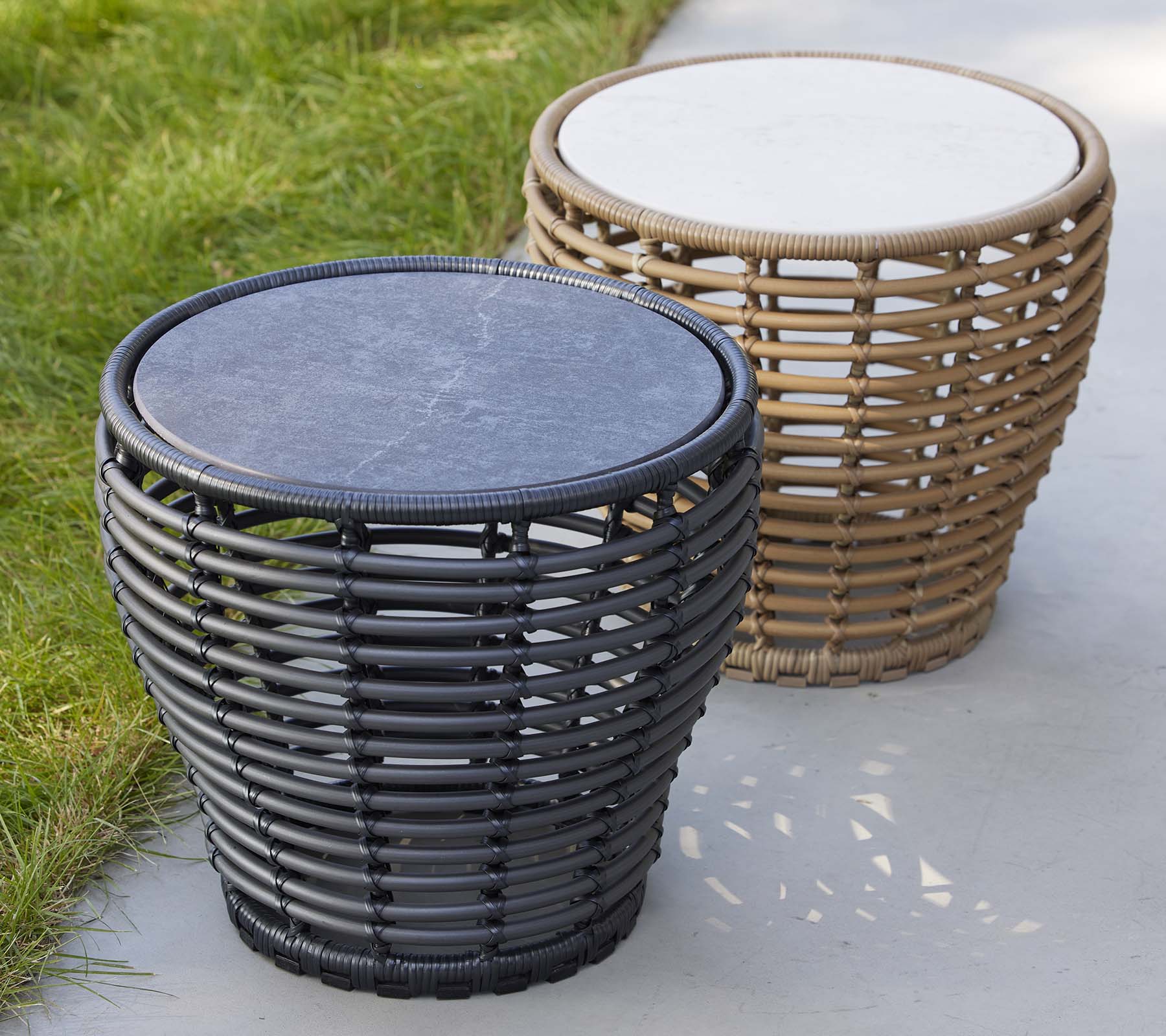 Deux tables basses en osier élégantes, de couleurs contrastées, avec des designs tissés et des plateaux ronds. Idéal pour ajouter une touche moderne à n'importe quel espace.